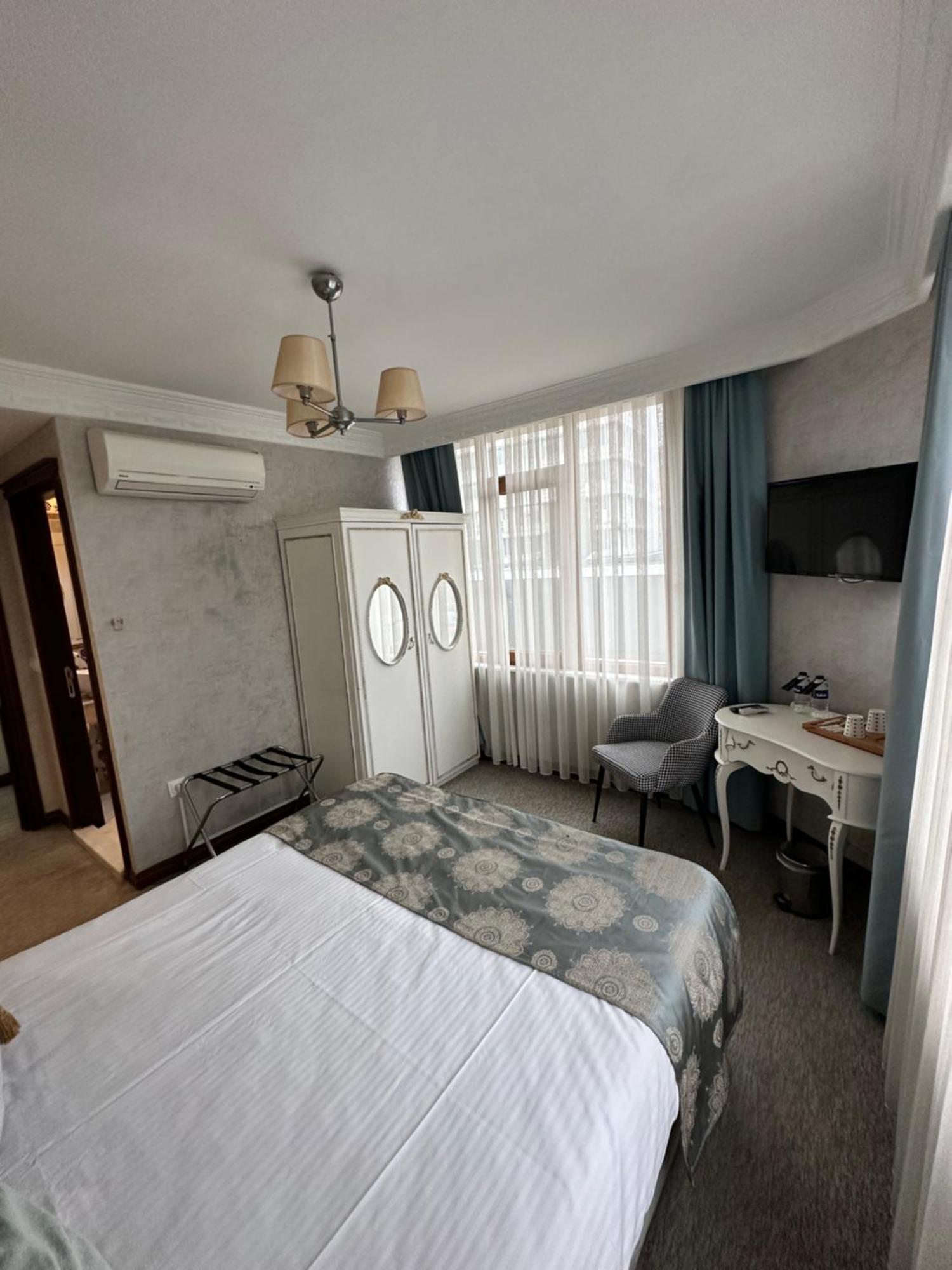 Aly Port Otel