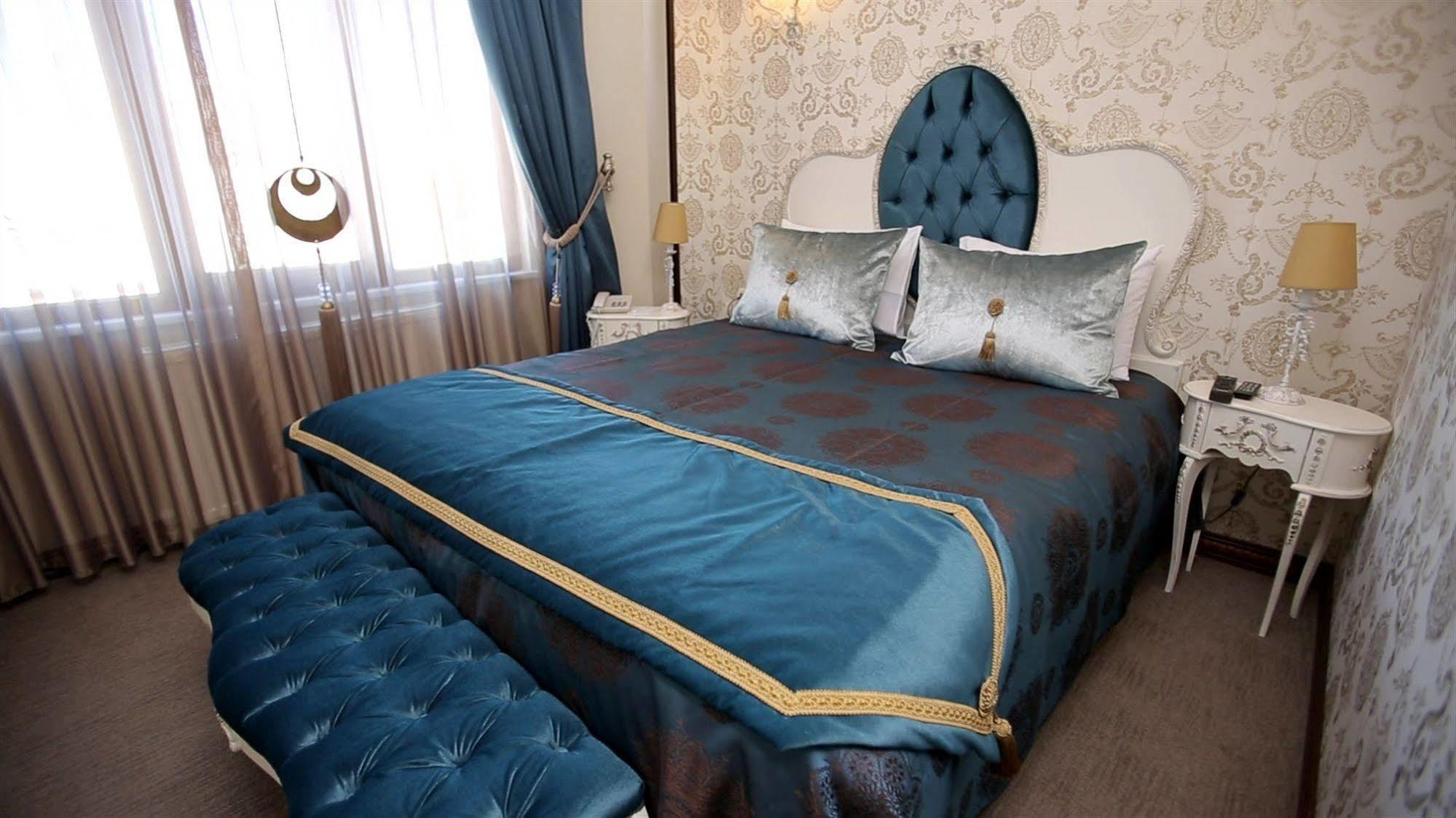 Aly Port Otel